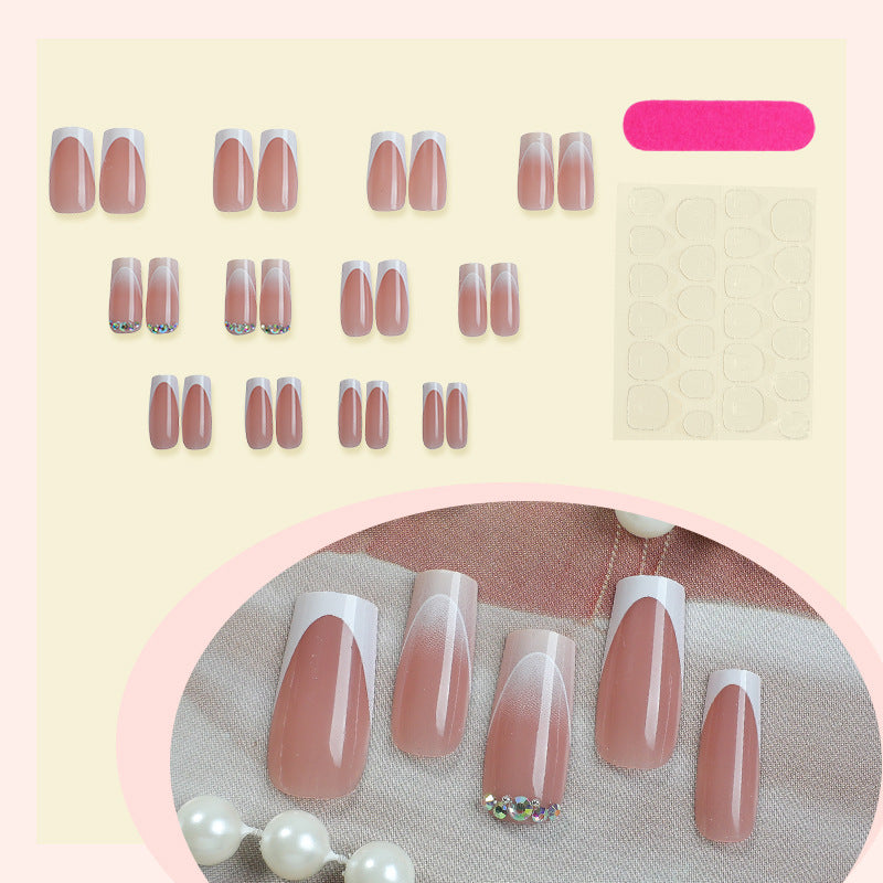 Kunstnagelset mit eleganten ombre Akzenten und verführerischen Glitzersteinen Karnz
