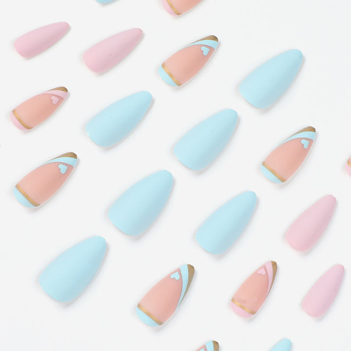 Kunstvolle Stiletto-Nägel mit Goldakzenten und Herz-Design Karnz