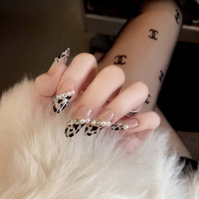 Kunstnagelset mit glamourösen Leoparden-Muster und eleganten Perlverzierungen Karnz