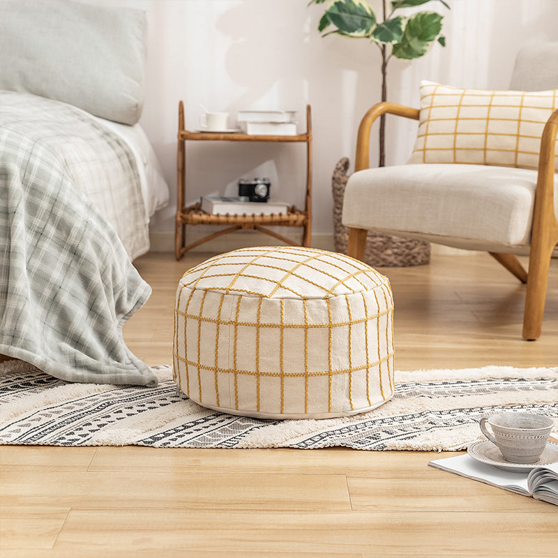 Runder gepolsterter Sitzpouf mit gesticktem Karo‑Muster und Baumwollbezug