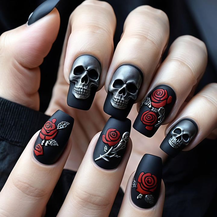 Kreative Kunstnägel mit Totenkopf- und Rosenmotiven Karnz