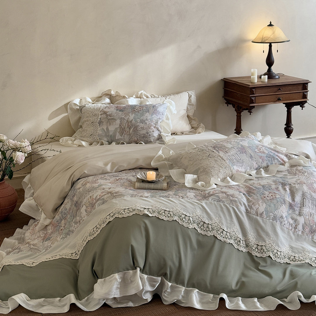 Rüschenaus Spitze besetztes Blumenbettbezugset mit bedrucktem Panel & Rüschenschonern