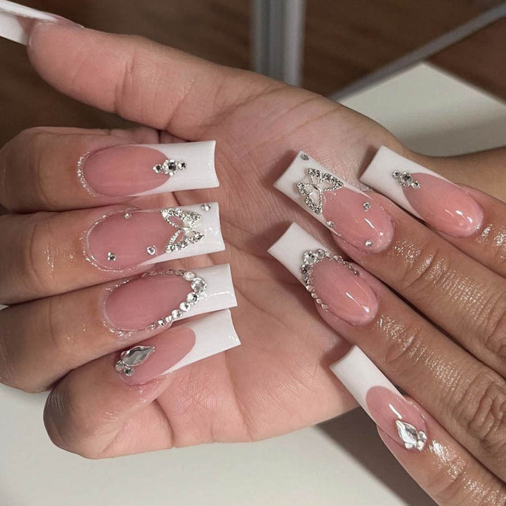 Kunstnagelset mit eleganten Strass- und Glitzerverzierungen Karnz