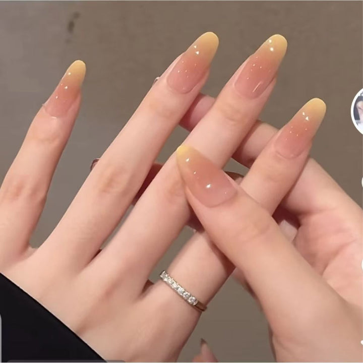 Kunstnägel mit Elegantem Ombre-Effekt und Glitzer Karnz