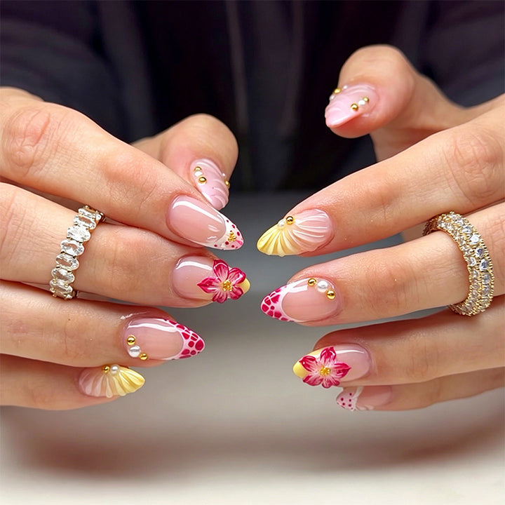 Kunstnagelset mit floralen Motiven und eleganten Verzierungen Karnz