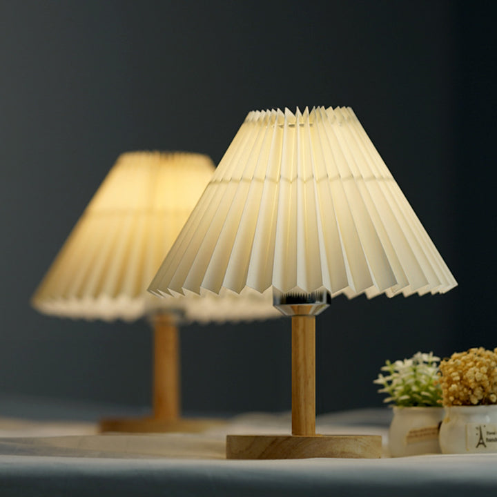 Moderne Tischlampe mit plissiertem Schirm