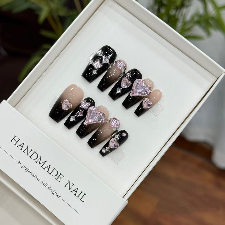 Dekoratives Press-On Nagelkunst-Set mit Herz- und Steinakzenten