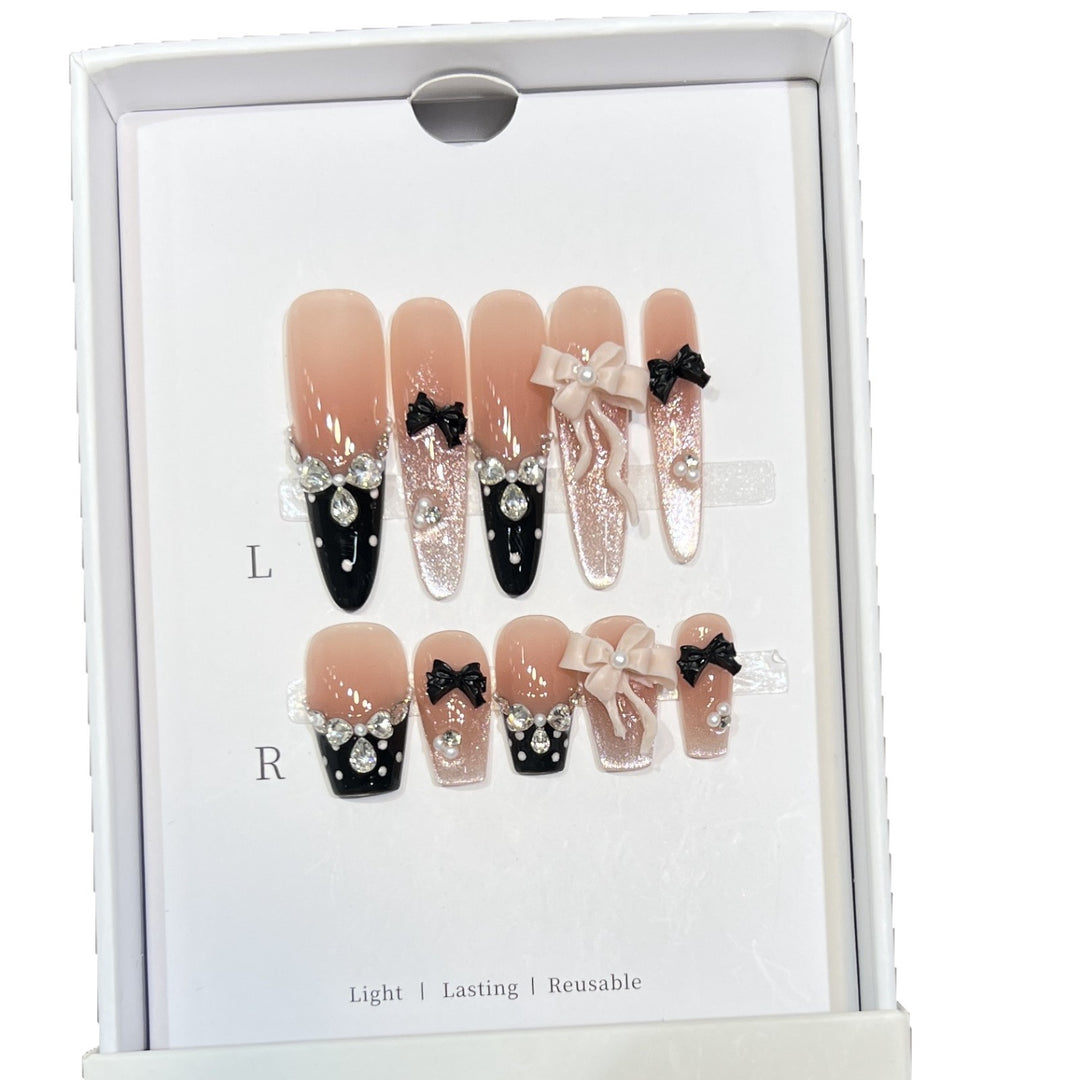 Glamouröse Stiletto Press-On Nagelset mit dekorativer Schleife und Edelsteinakzenten Karnz