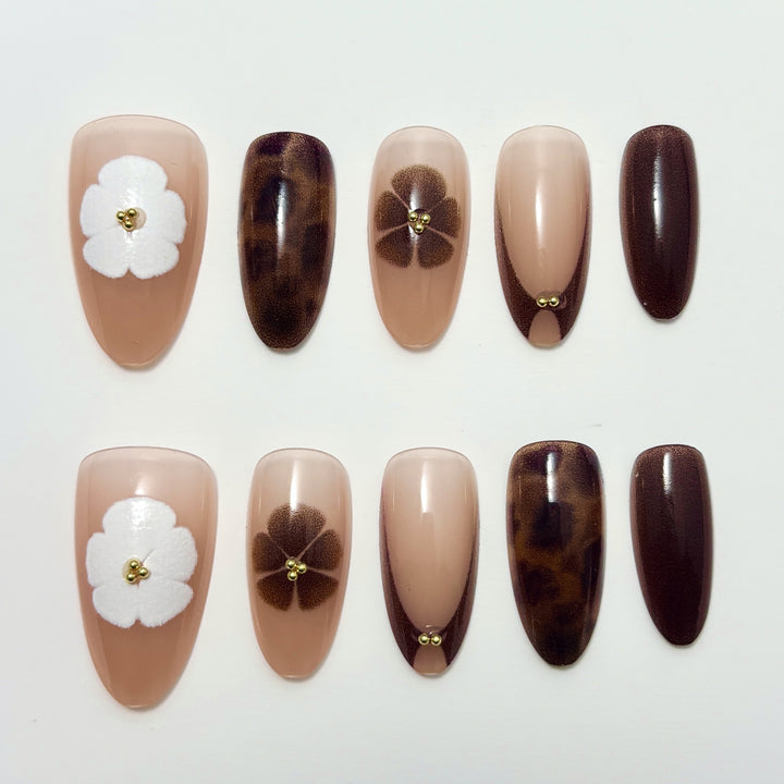 Künstlerisches Press-On-Nagel-Set mit floralen und tierischen Akzenten