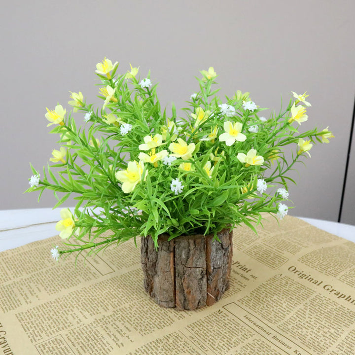 Lebensnahe florale Anordnung mit rustikalem Holztopf