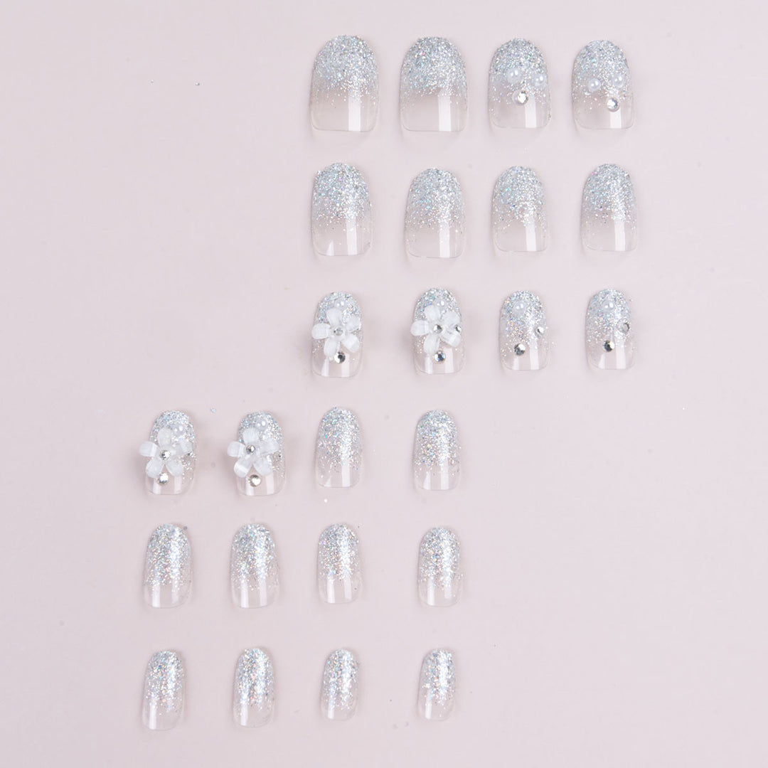 Dekoratives Press-On Nagelkunstset mit floralen Akzenten