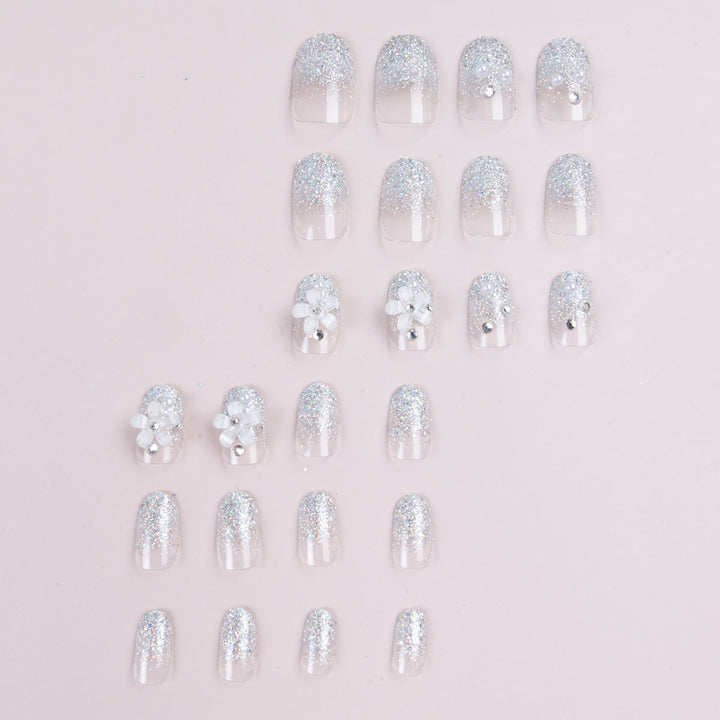 Dekoratives Press-On Nagelkunstset mit floralen Akzenten