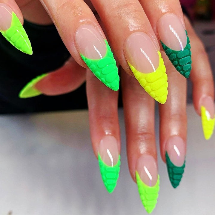 Kreative Kunstnägel mit trendigem geometrischem Design Karnz