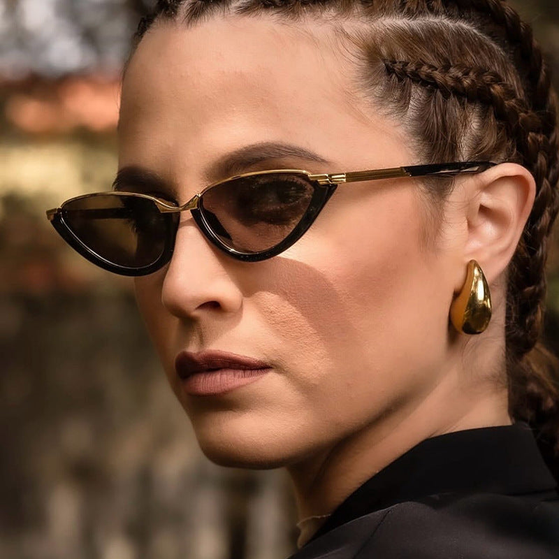 Damen futuristische Cat-Eye Sonnenbrille mit goldenen Akzenten Karnz