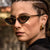 Damen futuristische Cat-Eye Sonnenbrille mit goldenen Akzenten Karnz
