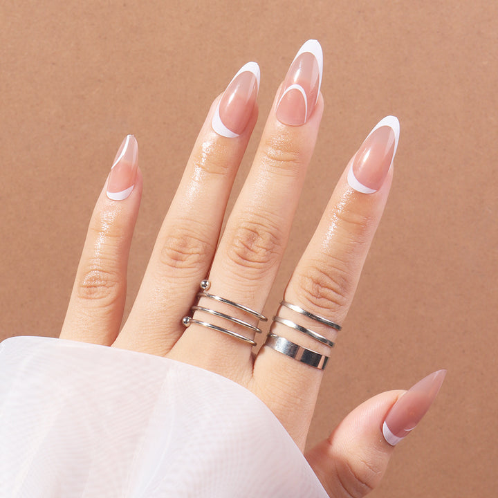 Elegante Stiletto Press-On Nägel mit künstlerischen französischen Spitzen Karnz