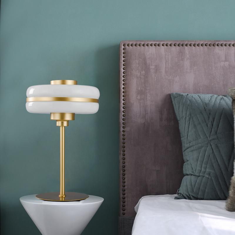 Moderne Minimalistische Tischlampe mit Eleganter Glas-Schirm