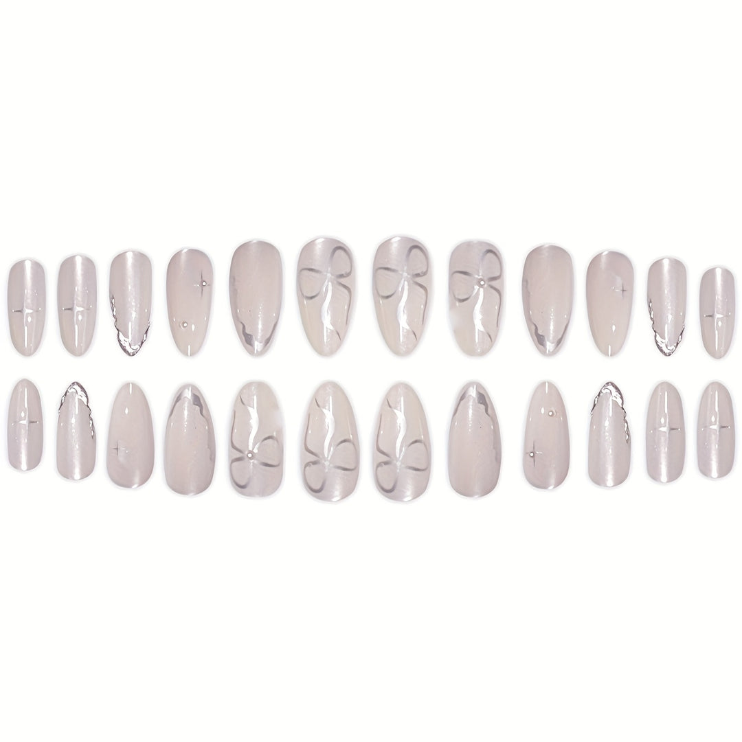 Elegante Press-On Nagelkunst mit floralen Akzenten Karnz