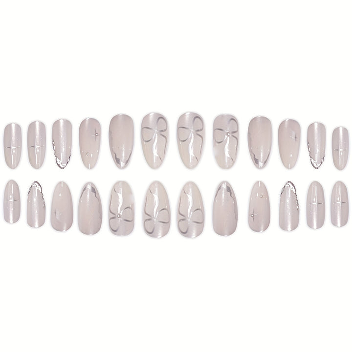 Elegante Press-On Nagelkunst mit floralen Akzenten Karnz