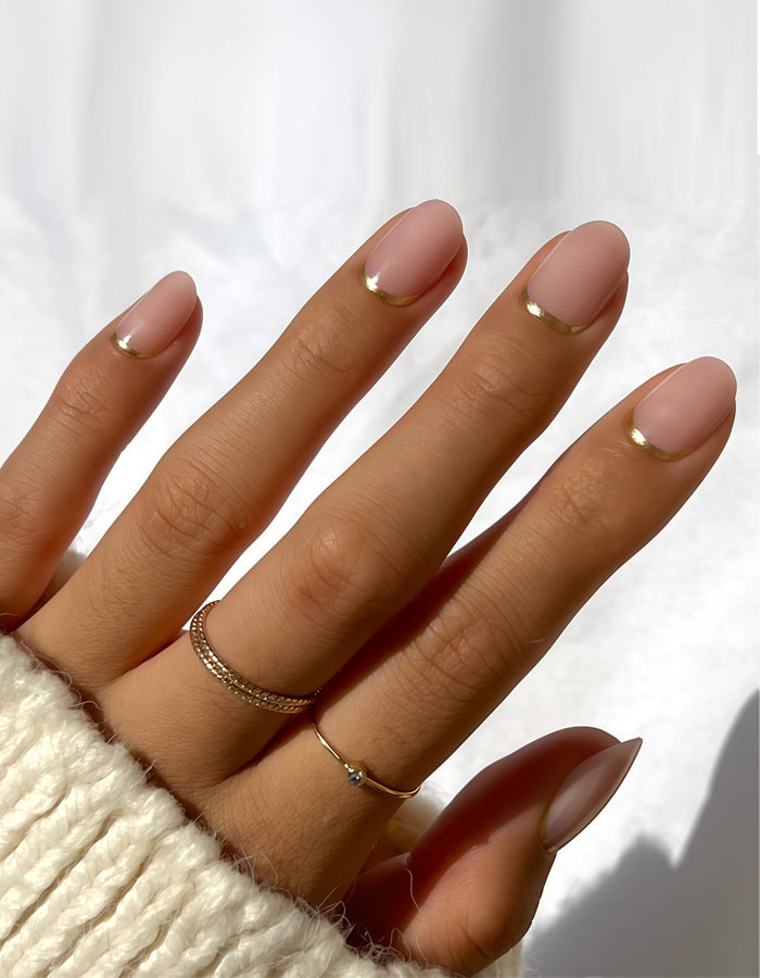Elegante French Tip Press-On Nägel mit Metallakzenten Karnz