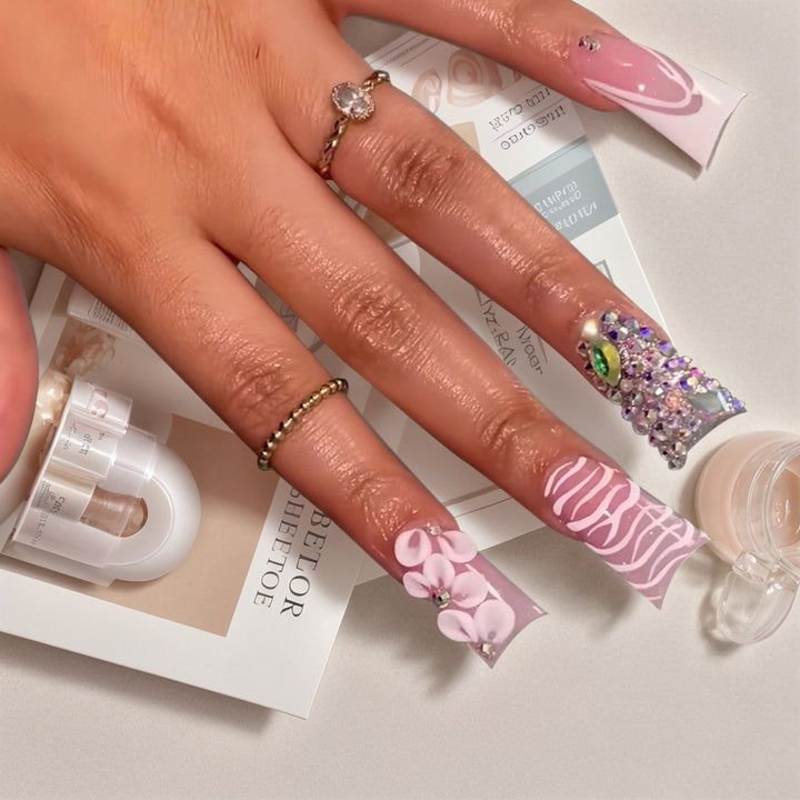 Dekoratives Press-on-Nagelkunst-Set mit Edelsteinakzenten Karnz