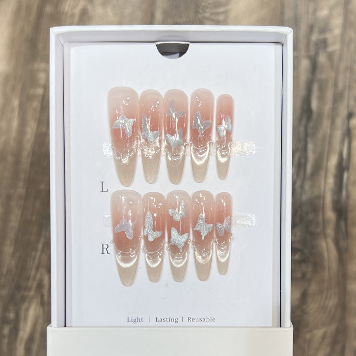 Künstlerisches Stiletto Press-On Nagelset mit Schmetterlingsdesign Karnz