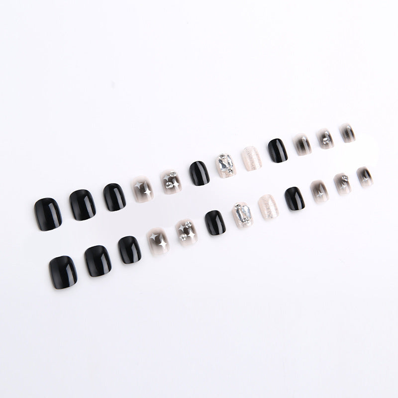 Kunstnagelset mit glamourösen Glitzer- und Kristallverzierungen Karnz