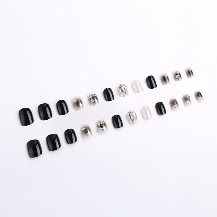 Kunstnagelset mit glamourösen Glitzer- und Kristallverzierungen Karnz