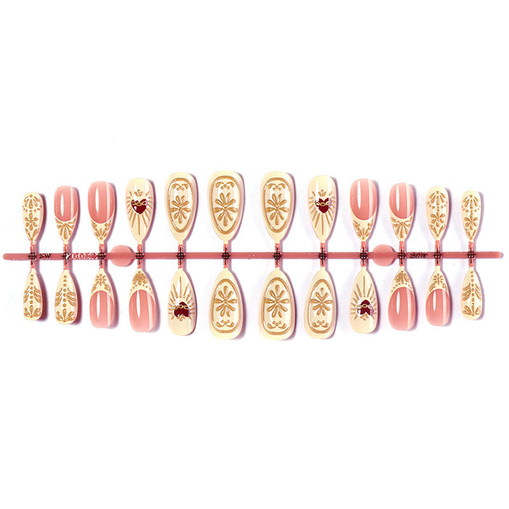Kunstnagelset mit eleganten Goldverzierungen Karnz