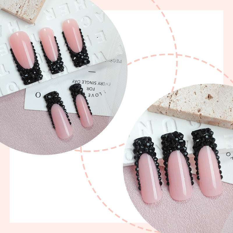 Elegantes Nagelkunst Press-On-Set mit dekorativen Edelsteinen Karnz