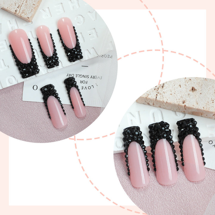 Elegantes Nagelkunst Press-On-Set mit dekorativen Edelsteinen Karnz