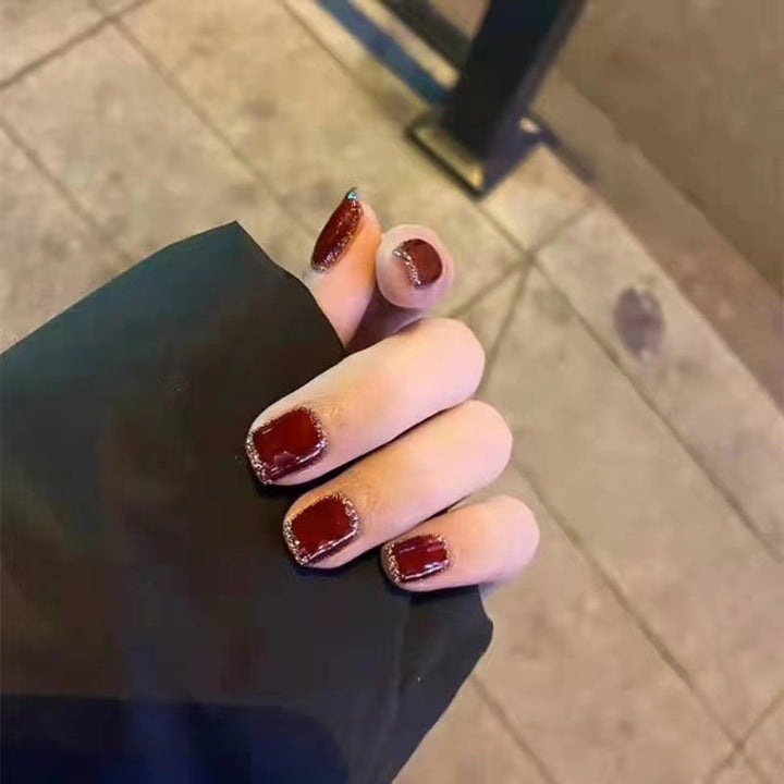 Elegante und glitzernde Nagelkunst Karnz