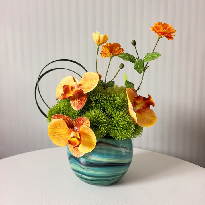 Lebendige florale Tischdekoration