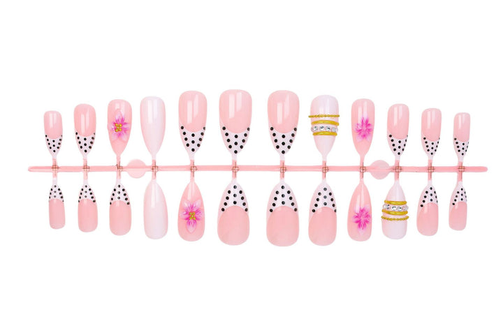 Kunstnagelset mit romantischen Blumenmotiven und eleganten Glitzerverzierungen Karnz