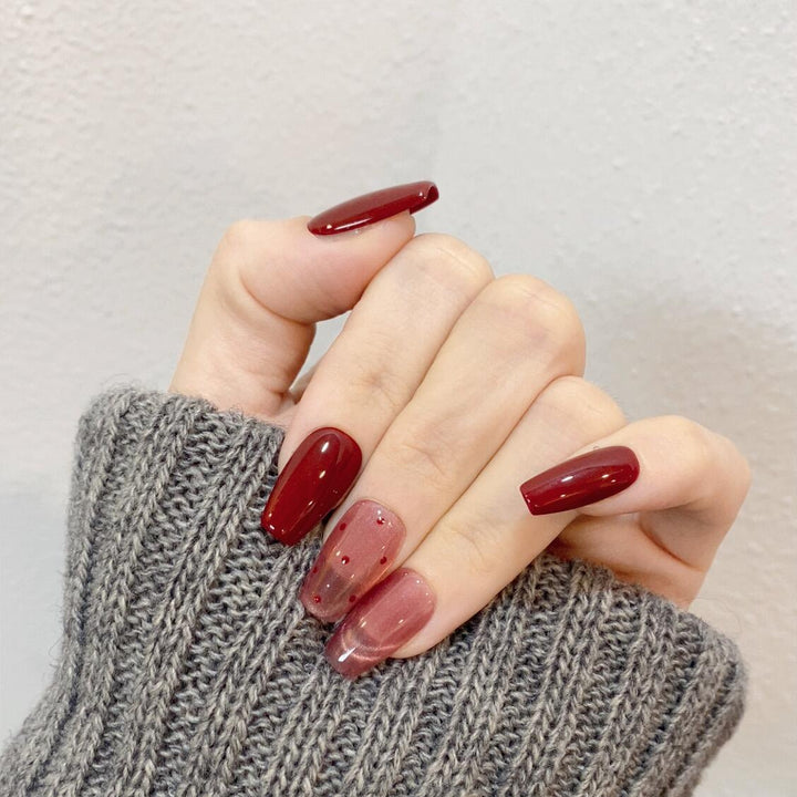 Künstliche Nagelspitzen mit Kreativen Punkten und Hochglanz Karnz