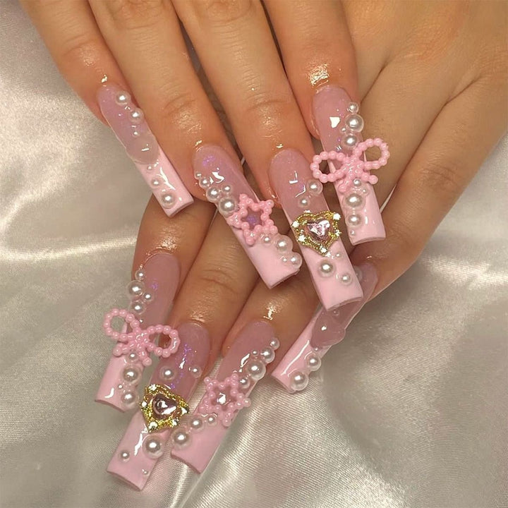 Kreatives Kunstnagelset mit zarten Perlen- und Glanzakzenten Karnz