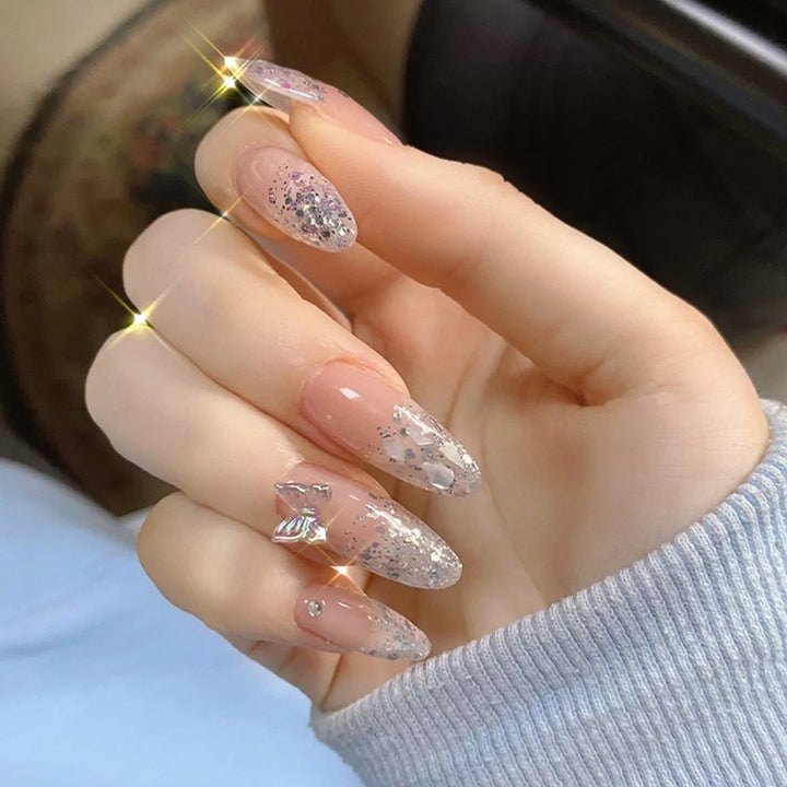 Glitzernde Stiletto-Nägel mit eleganten Verzierungen Karnz