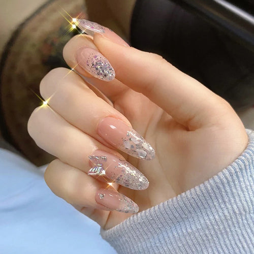 Glitzernde Stiletto-Nägel mit eleganten Verzierungen Karnz