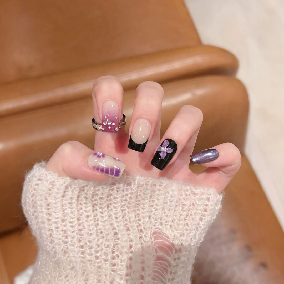 Dekoratives Press-On Nagelkunst-Set mit floralen und Edelsteinakzenten Karnz