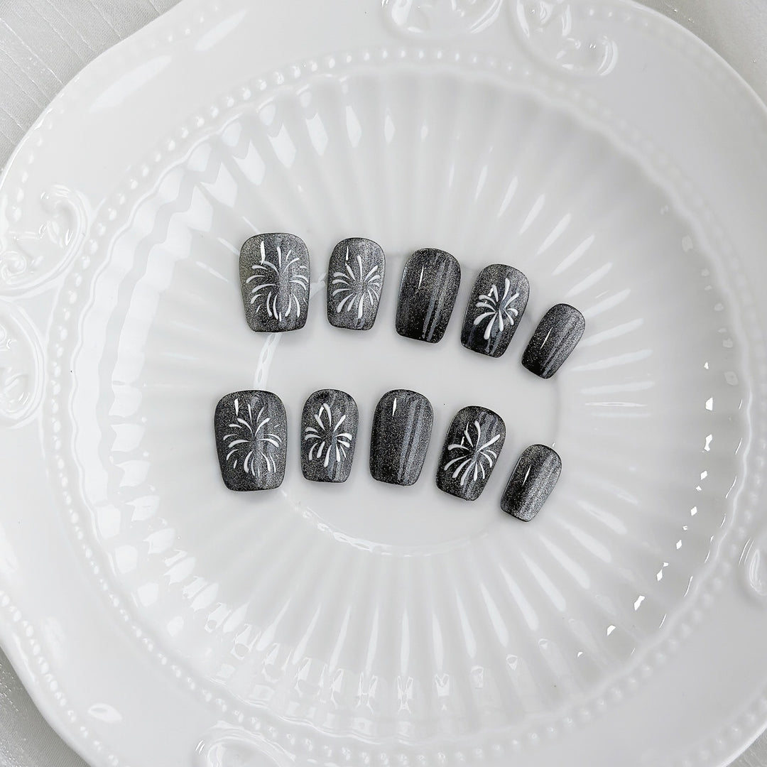 Elegantes Press-On-Nagelset mit künstlerischen Blumenakzenten
