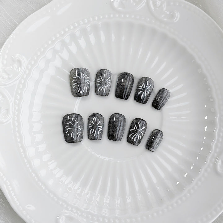 Elegantes Press-On-Nagelset mit künstlerischen Blumenakzenten