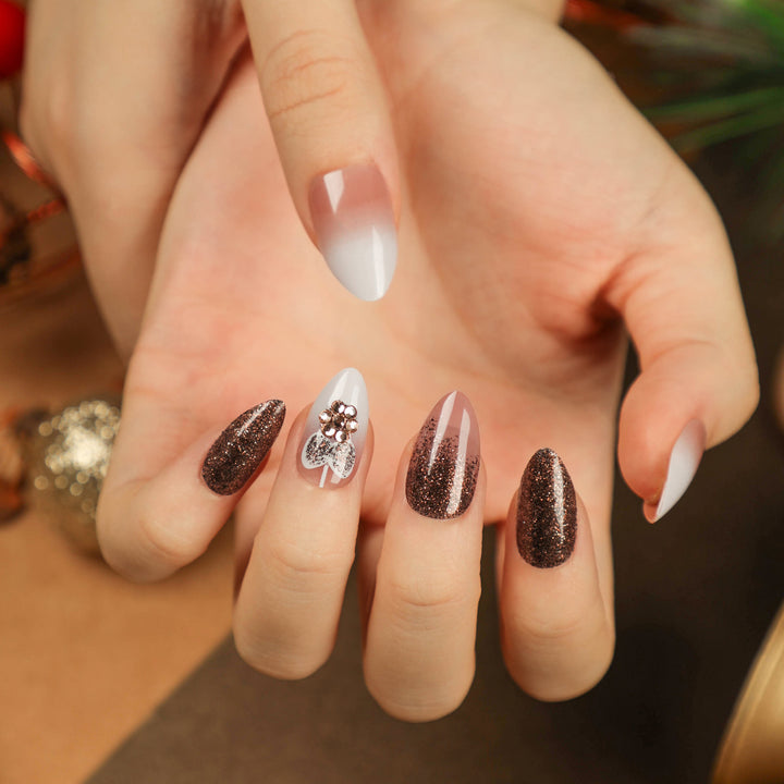 Kunstvolle Nagelverlängerungen mit Glitzer- und Herzmotiv Karnz