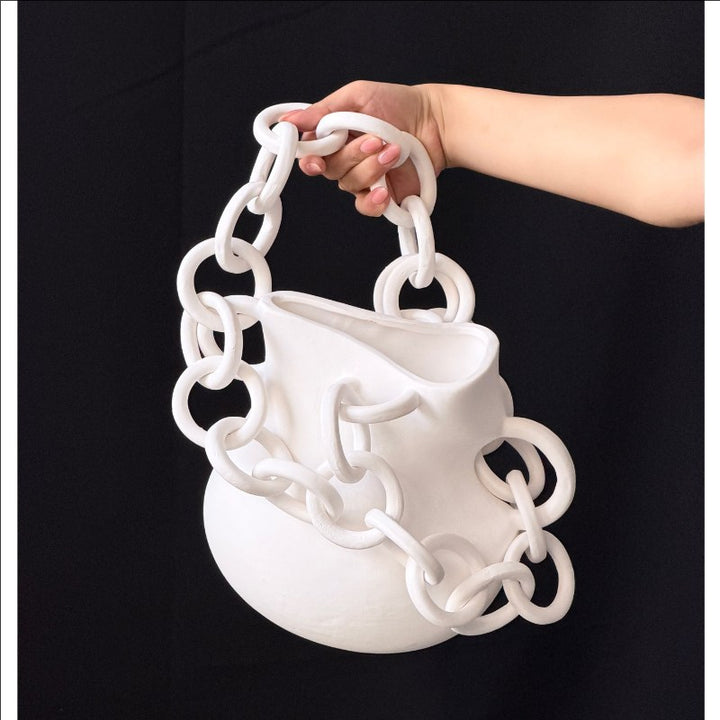 Dekorative Vase mit dekorierter Kette