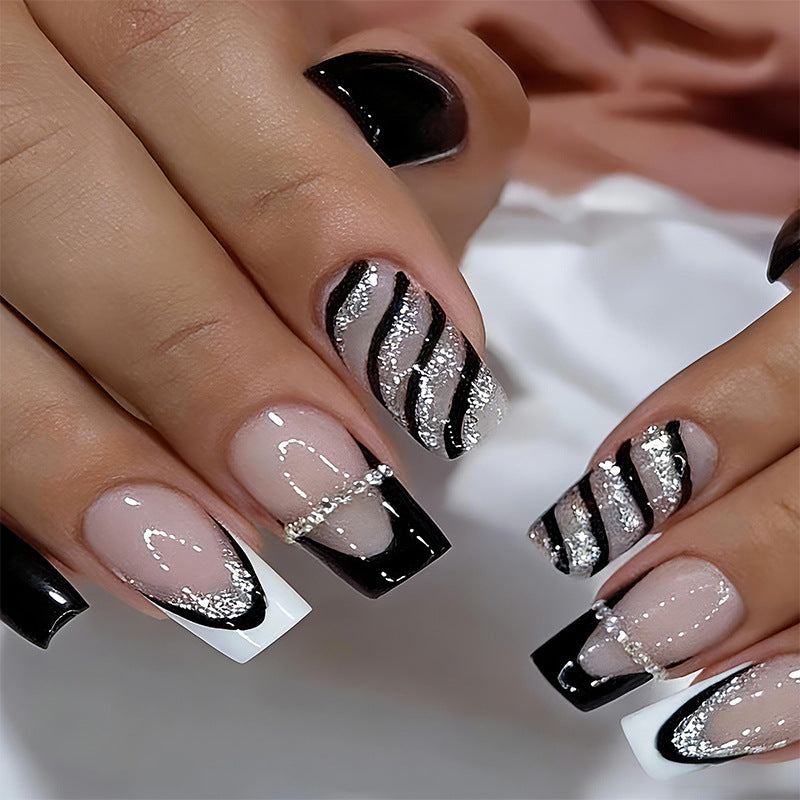 Elegante Kunstnägel mit Glitzer- und Streifenakzenten Karnz