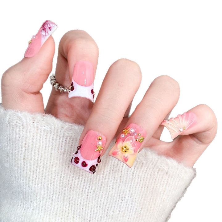 Künstlerisches Acryl-Nageldesign mit Edelstein-Akzenten