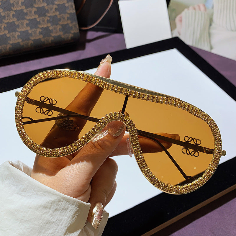 Damen Glamouröse Sonnenbrille mit strassbesetztem Rahmen Karnz