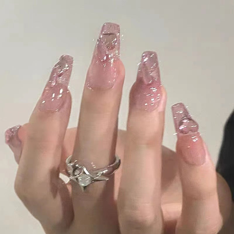 Kunstvolle Nagelsets mit floralen Akzenten Karnz