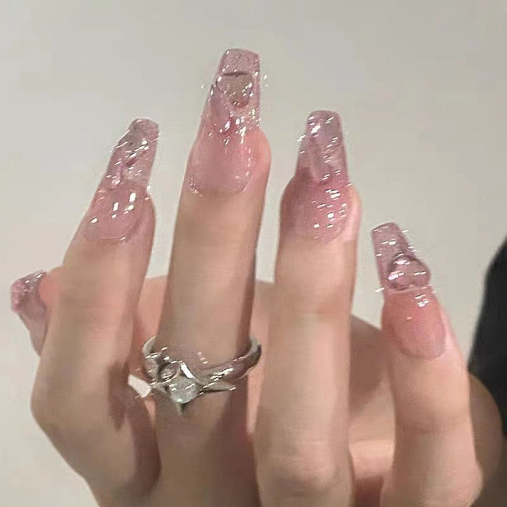 Kunstvolle Nagelsets mit floralen Akzenten Karnz