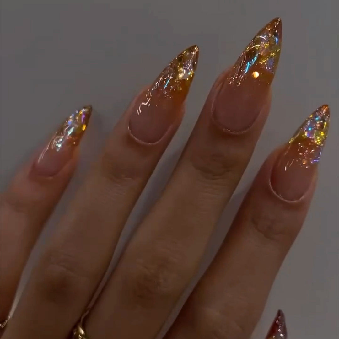Glamouröse Stiletto-Nägel mit funkelndem Glitzer Karnz