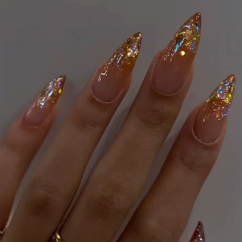 Glamouröse Stiletto-Nägel mit funkelndem Glitzer Karnz